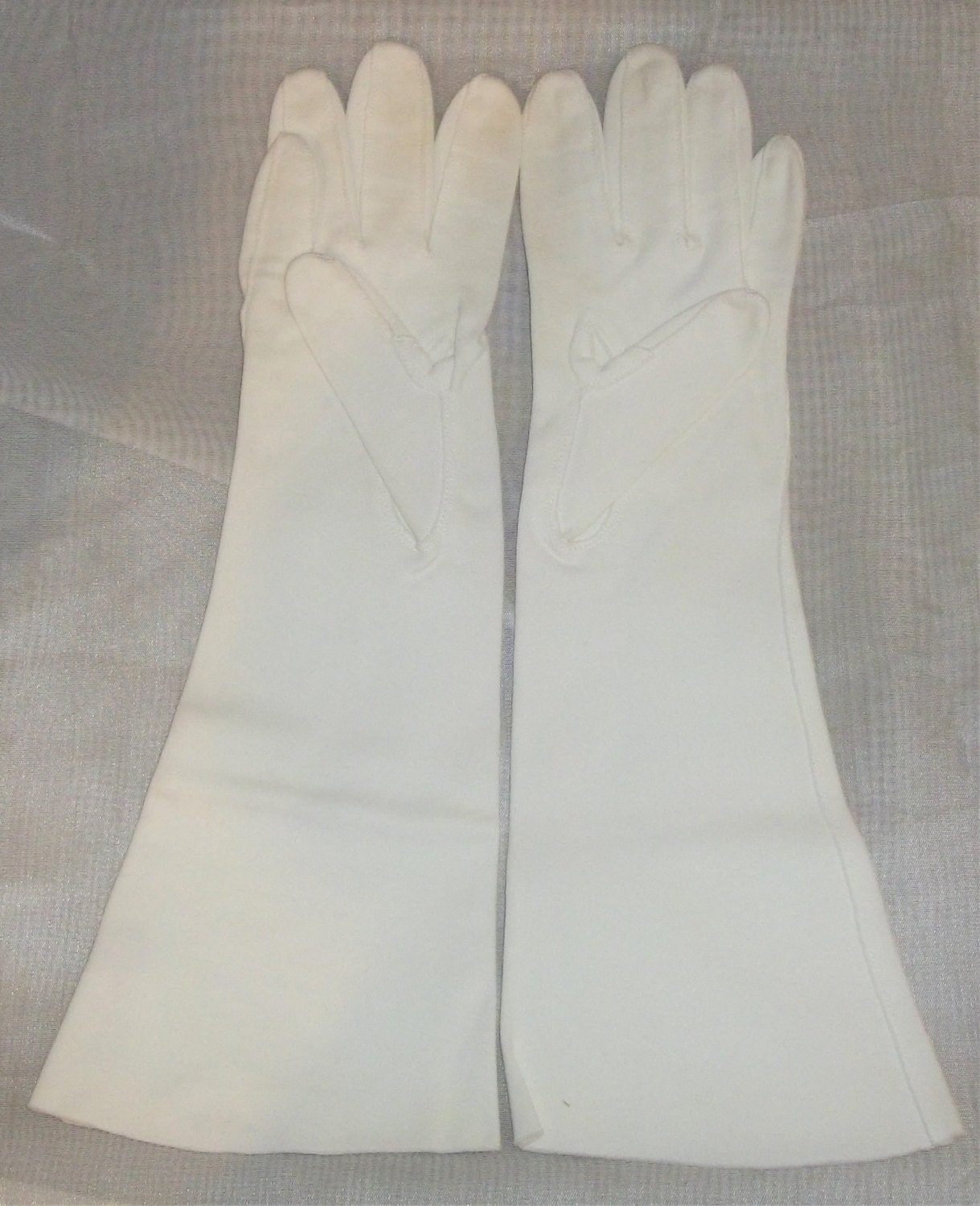 Vintage Gradoe Flüstergewicht Stoffhandschuhe Weiß Größe 6 von ShonnasVintage