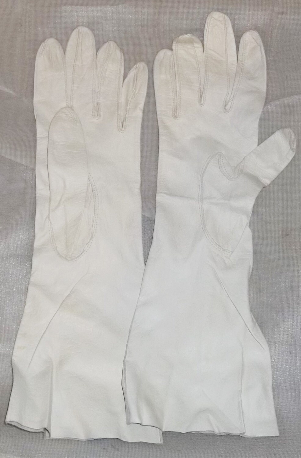 Vintage K Atlantik Made in France Kinderleder Opera Handschuhe 6 1/2 Lang Weiß von ShonnasVintage