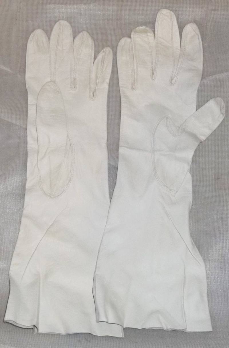 Vintage K Atlantik Made in France Kinderleder Opera Handschuhe 6 1/2 Lang Weiß von ShonnasVintage