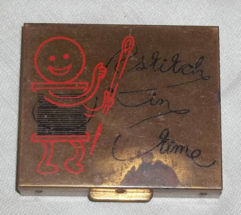 Vintage Maschen in Der Zeit Nähbegriffe Goldtone Compact von ShonnasVintage