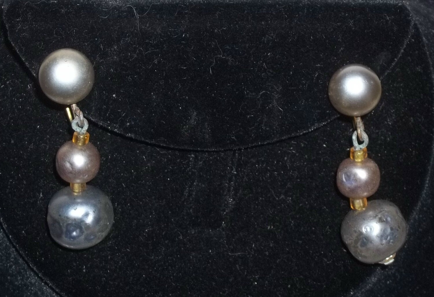 Vintage Schwarz Perlen Schraub Ohrringe Gold Ton von ShonnasVintage