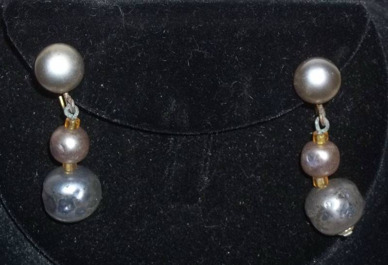 Vintage Schwarz Perlen Schraub Ohrringe Gold Ton von ShonnasVintage