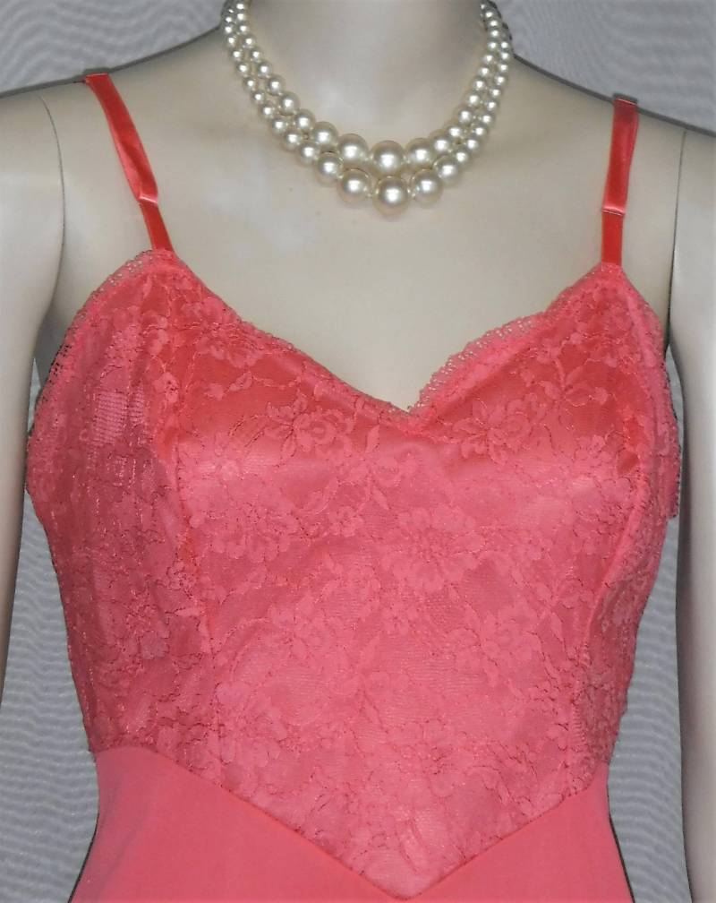 Vintage Vanity Fair Full Slip 34 Spitze Nylon Chiffon Koralle Wassermelone von ShonnasVintage
