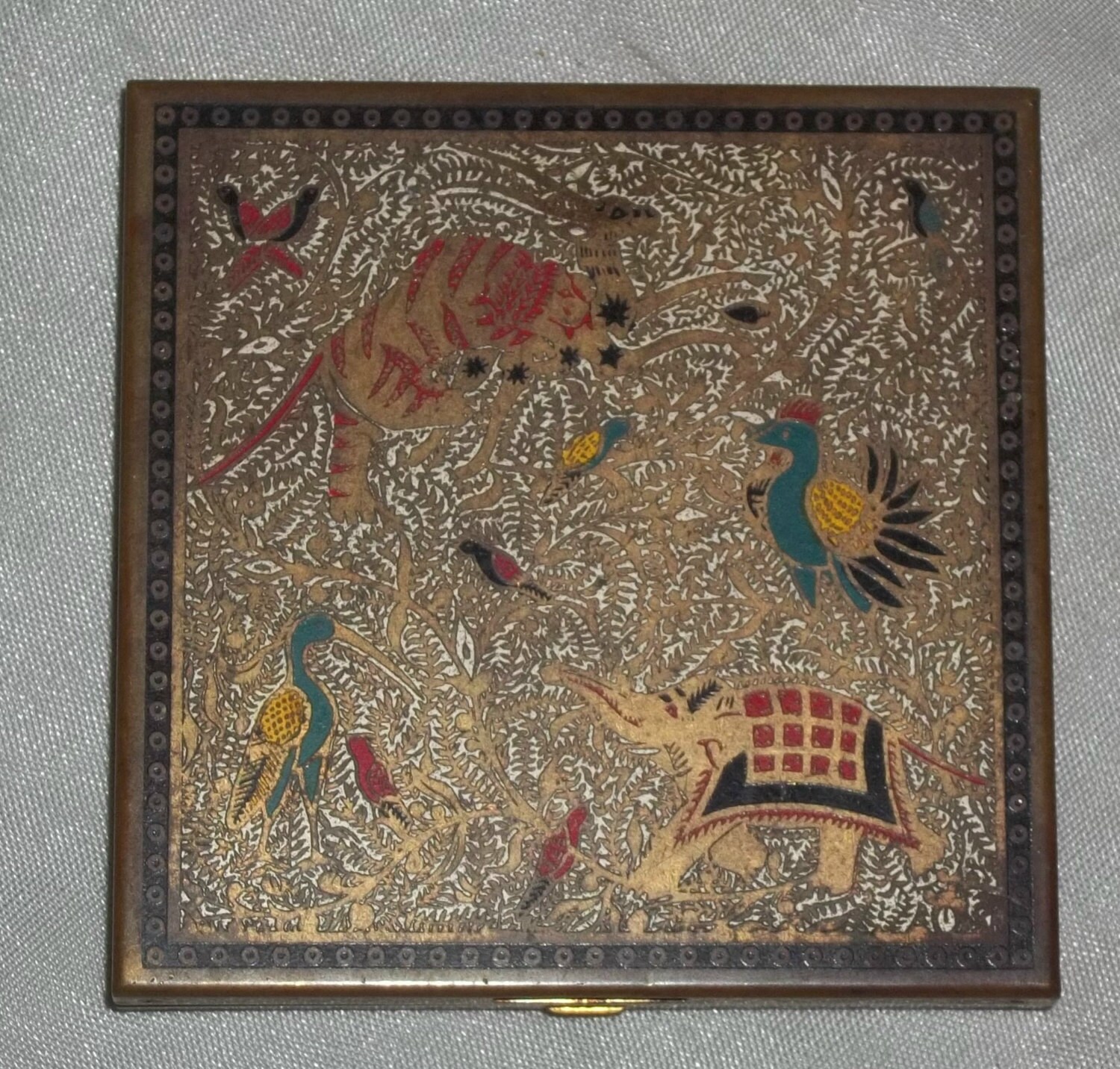 Vintage Volupte Gold Ton Cloisonne Powder Compact Tiger Gazelle Pfau Elefant Safari von ShonnasVintage