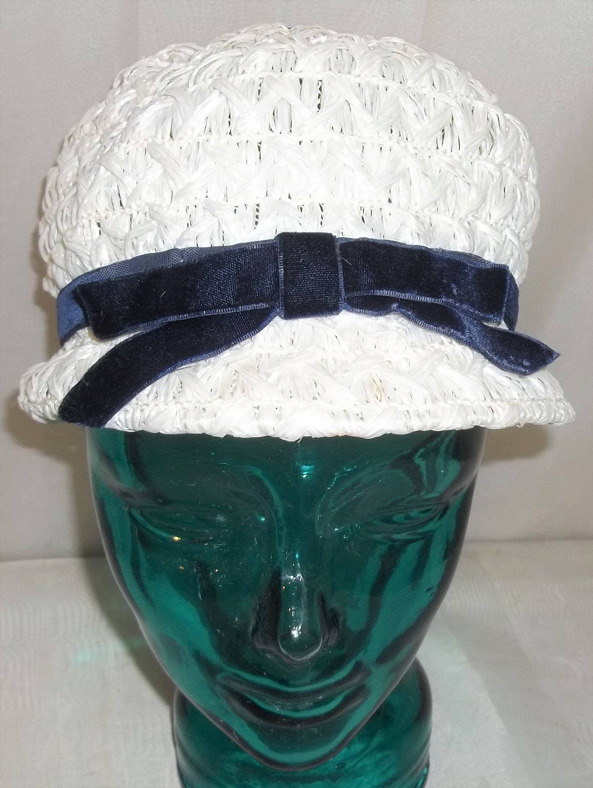Vintage Weißer Strohraffia Eimer Cloche Hut Navy Samtband von ShonnasVintage