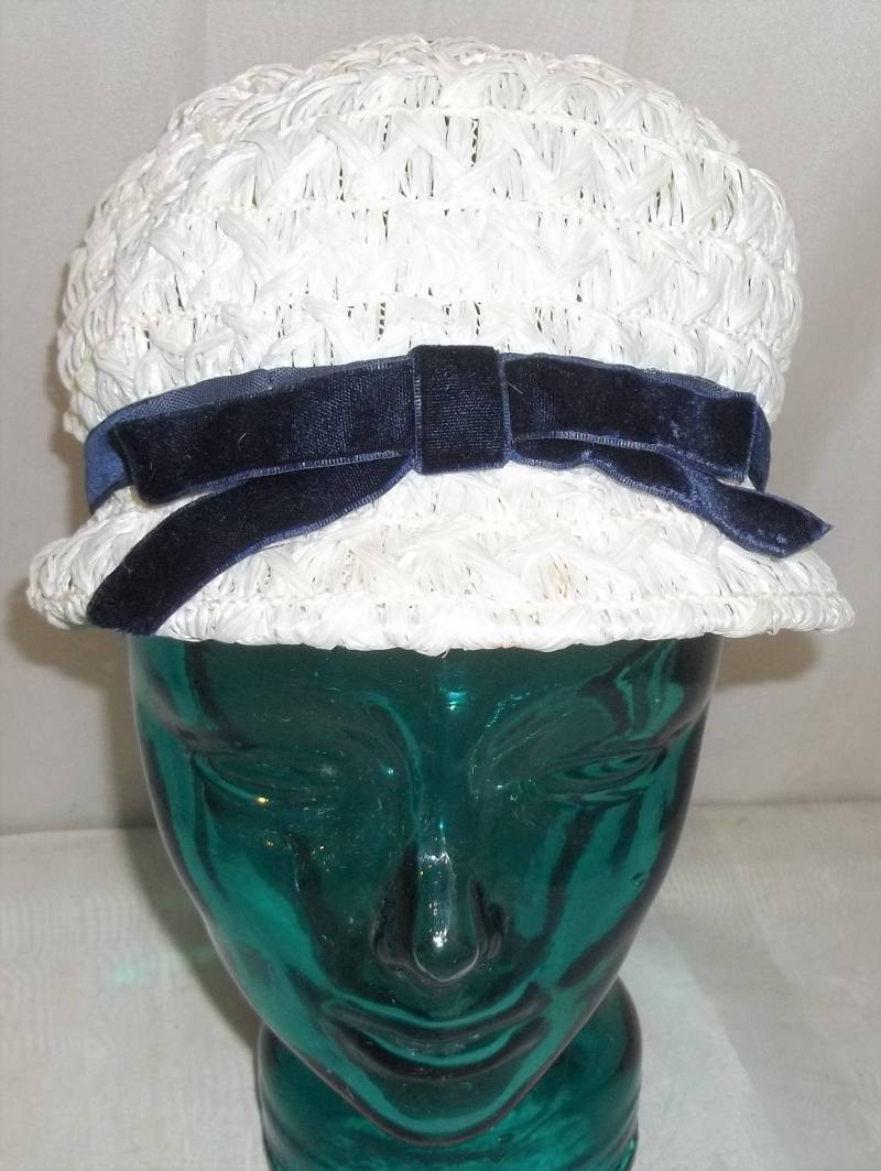 Vintage Weißer Strohraffia Eimer Cloche Hut Navy Samtband von ShonnasVintage