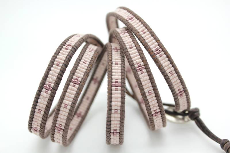 Champagner Und Metallic Lila Samen Perlen Mix Auf Grau Naturleder von Shop308