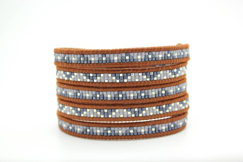 Grau Blau, Grau Und Silber Rocailles Perlen Mix Wrap Auf Hellbraunem Leder Grau Blau, Grau Und Silber Rocailles Perlen Mix Wrap Auf Hellbraunem Leder von Shop308