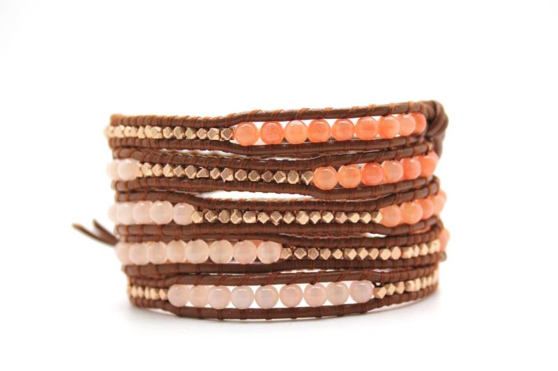 Melone Orange Und Leichten Pfirsich Mix Klein Geschnittenen Wrap Auf Hellbraunem Leder Melone Orange Und Leichten Pfirsich Mix Klein Geschnittenen Wrap Auf Hellbraunem Leder von Shop308
