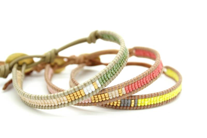 Zwei Farbige Rocailles Einzelne Wickelarmband Zwei Farbige Rocailles Einzelne Wickelarmband von Shop308