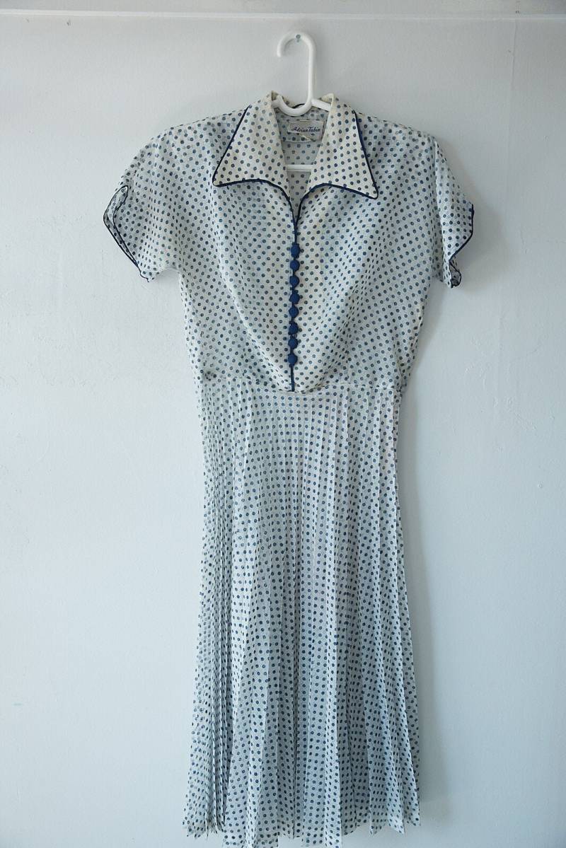 1940Er Jahre Adrian Tabin Polka Dot Schulter Pad Kleid Mit Pleated Rock von ShopAgrimony