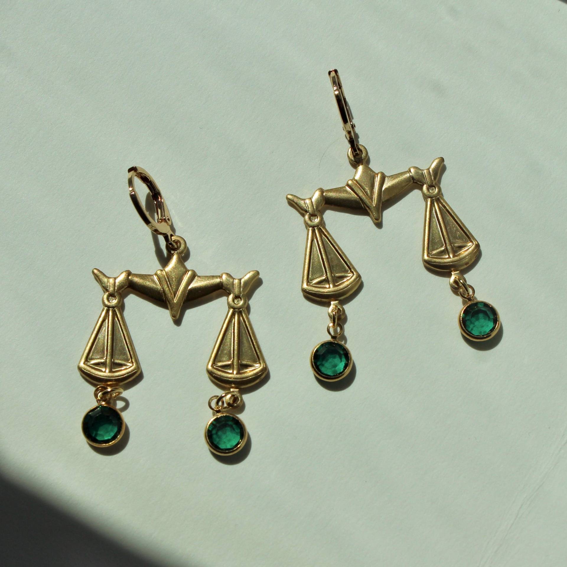 Waage Vintage Anhänger Ohrringe - Mit Smaragd Grün Kristall Tropfen Ohrhänger von ShopAllyJewelry