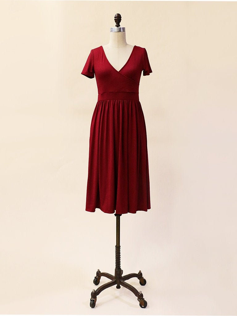 Mara Burgundy - Dunkelrot Drapiertes Jersey Midi Brautjungfernkleid Mit Kurzen Ärmeln. Reversible. Ge Sammelter Rock Taschen Mara Burgundy - Dunkelrot Drapiertes Jersey Midi Brautjungfernkleid Mit Kurzen Ärmeln. Reversible. Ge Sammelter Rock Taschen von ShopApricity