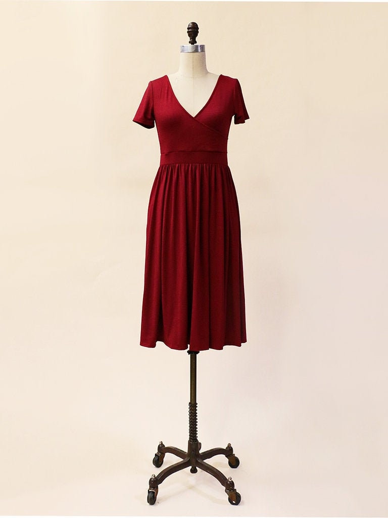 Mara Burgundy - Dunkelrot Drapiertes Jersey Midi Brautjungfernkleid Mit Kurzen Ärmeln. Reversible. Ge Sammelter Rock Taschen Mara Burgundy - Dunkelrot Drapiertes Jersey Midi Brautjungfernkleid Mit Kurzen Ärmeln. Reversible. Ge Sammelter Rock Taschen von ShopApricity