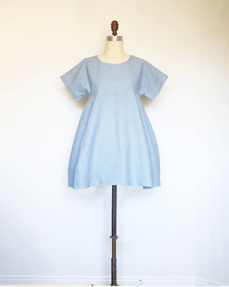 Weekend Kleid - Lockeres Weites Leinenkleid Aus Baumwolle in Chambrayblau. Trapez Fließendes Shift Mit Taschen von ShopApricity