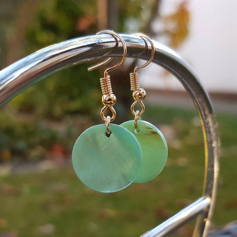 Perlmutt Ohrringe Türkis Mit 925 Sterling Silber Oder Goldfarbenen Anhängern von ShopAtJohannas