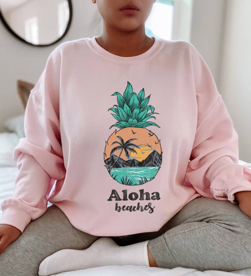 Aloha Beaches Paradise Hawaii Ananas | Personalisiertes Geschenk Custom Design Grafik Unisex Heavy Blend Crewneck Sweatshirt von ShopBeChicDesign