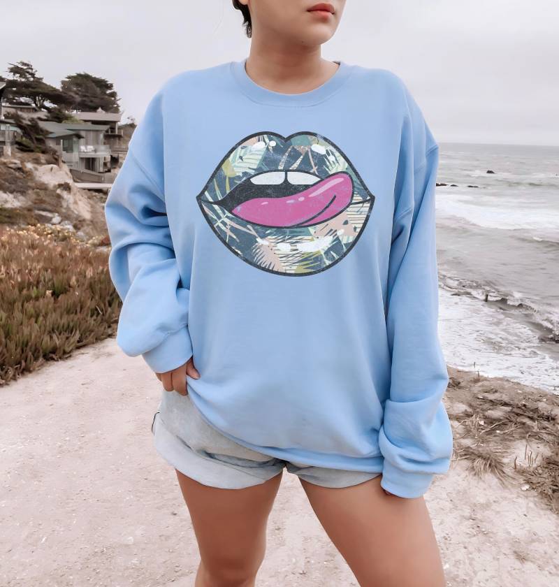 Blumendruck Lippen Rolling Stone Inspiriert | Personalisiertes Geschenk Custom Design Grafik Unisex Heavy Blend Crewneck Sweatshirt von ShopBeChicDesign