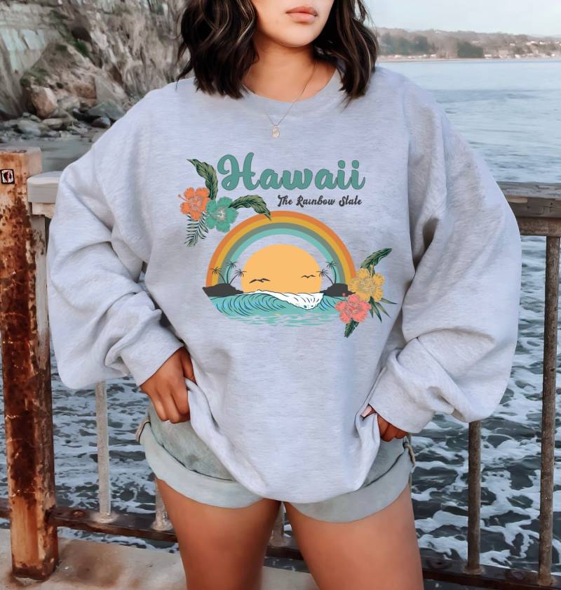 Hawaii Der Regenbogen Zustand Aloha Oahu Maui Paradise | Personalisiertes Geschenk Custom Design Grafik Unisex Heavy Blend Rundhals-Sweatshirt von ShopBeChicDesign