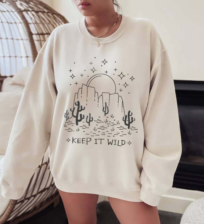 Keep It Wild Reisen Wanderlust Abenteuer Wüsten Vibe | Personalisiertes Geschenk Custom Design Grafik Unisex Heavy Blend Crewneck Sweatshirt von ShopBeChicDesign