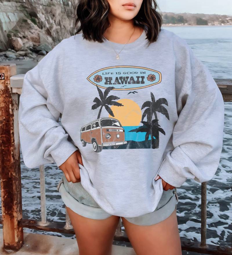 Life Is Good in Hawaii Oahu Waikiki Rainbow State Pullover | Personalisiertes Geschenk Custom Design Unisex Heavy Blend Crewneck Sweatshirt von ShopBeChicDesign