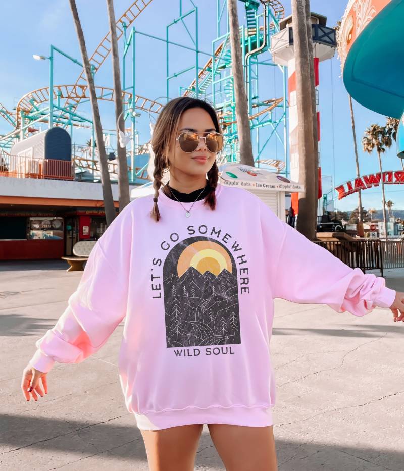 Los Geht's Irgendwo Wild Soul Outdoor Camping Abenteuer | Personalisiertes Geschenk Custom Design Grafik Unisex Heavy Blend Rundhals-Sweatshirt von ShopBeChicDesign