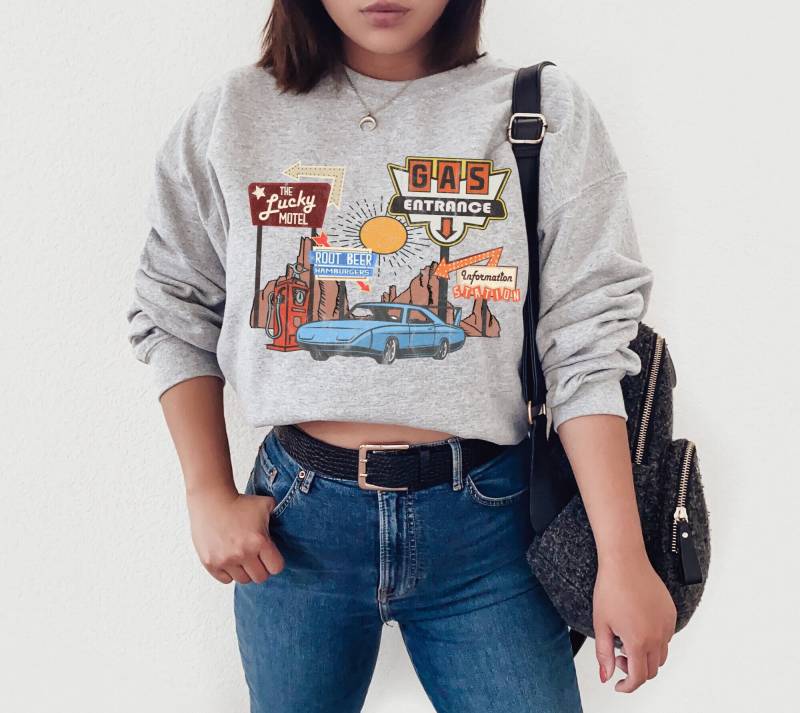 Road Trip Gas Stop Desert Vibe Vintage Inspirierter Pullover | Personalisierte Geschenk Custom Design Grafik Unisex Heavy Blend Crewneck Sweatshirt von ShopBeChicDesign