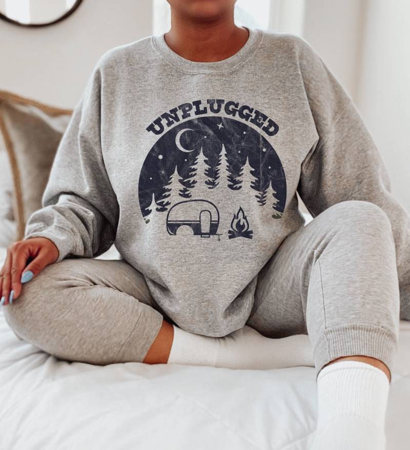 Unplugged Camping Bonfire Explore Travel Outdoors | Personalisierte Geschenk Custom Design Grafik Unisex Heavy Blend Crewneck Sweatshirt von ShopBeChicDesign