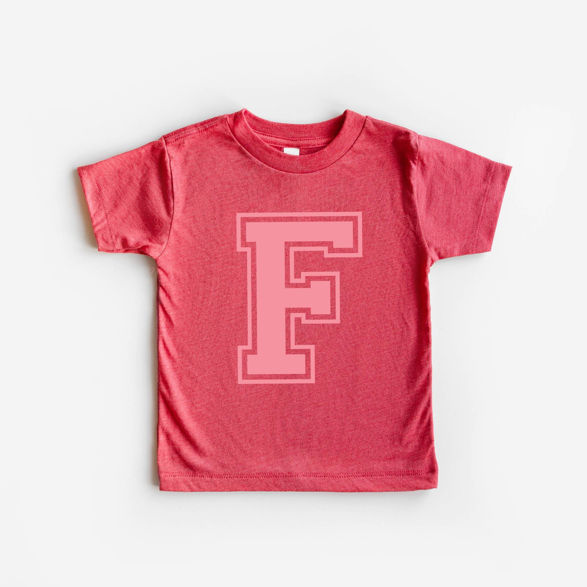 Personalisierte Varsity Initialen Kinder Shirt | Benutzerdefinierte Buchstabe Kleinkind-T-Shirt Zurück Zu Schule Outfit Monogramm Geburtstagsshirt von ShopBeauandBelle