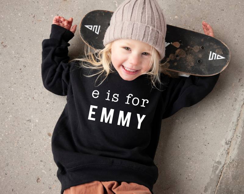 Personalisiertes Alphabet Baby Sweatshirt Benutzerdefinierte Name Kleinkind Shirt von ShopBeauandBelle