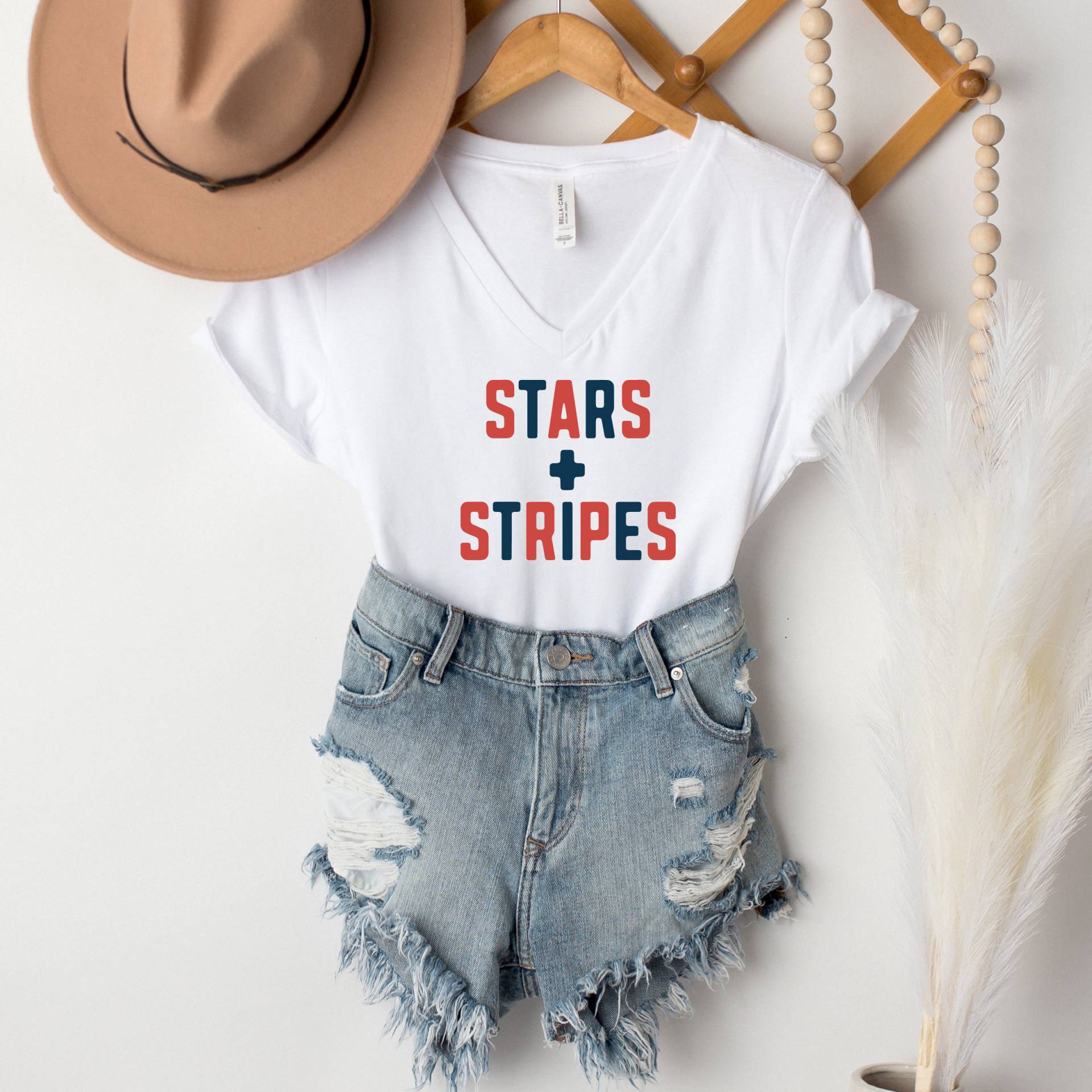 Stars & Stripes Damen V-Ausschnitt, American Girl Patriotic Tshirt, Vierter Juli, Unabhängigkeitstag, Gedenktag, 4. Sommer von ShopBeauandBelle
