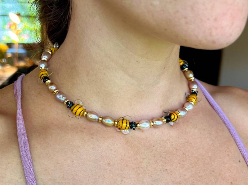 Verstellbare Kurze Mehrfarbige "Bee Happy"-Halskette Mit Gemischten Perlen." Verstellbare Kurze Mehrfarbige "Bee Happy"-Halskette Mit Gemischten Perlen." von ShopBlueFiesta