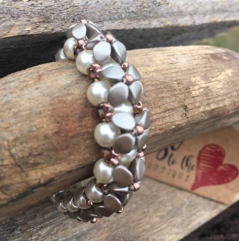 Handgemachte Prise Perle Armband, Perlen-Creme, Blumenmuster, Magnetverschluss von ShopCloseToTheHeart