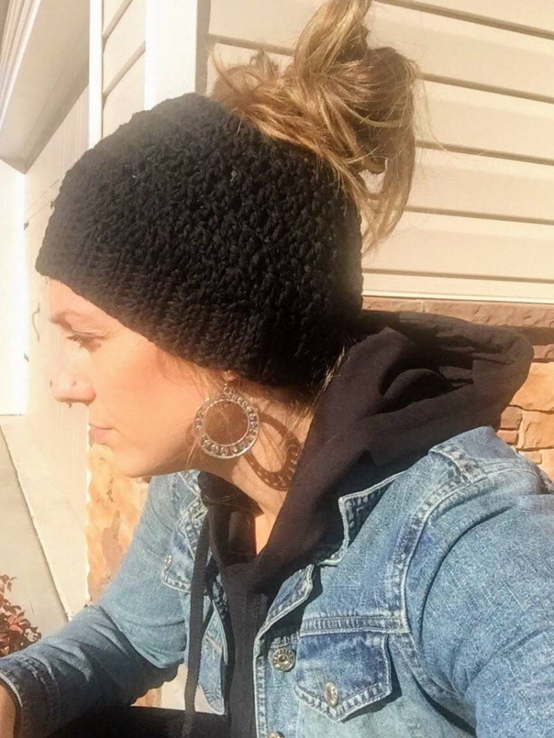 Messy Bun Beanie Messy Bun Beanie von ShopCozyKnots