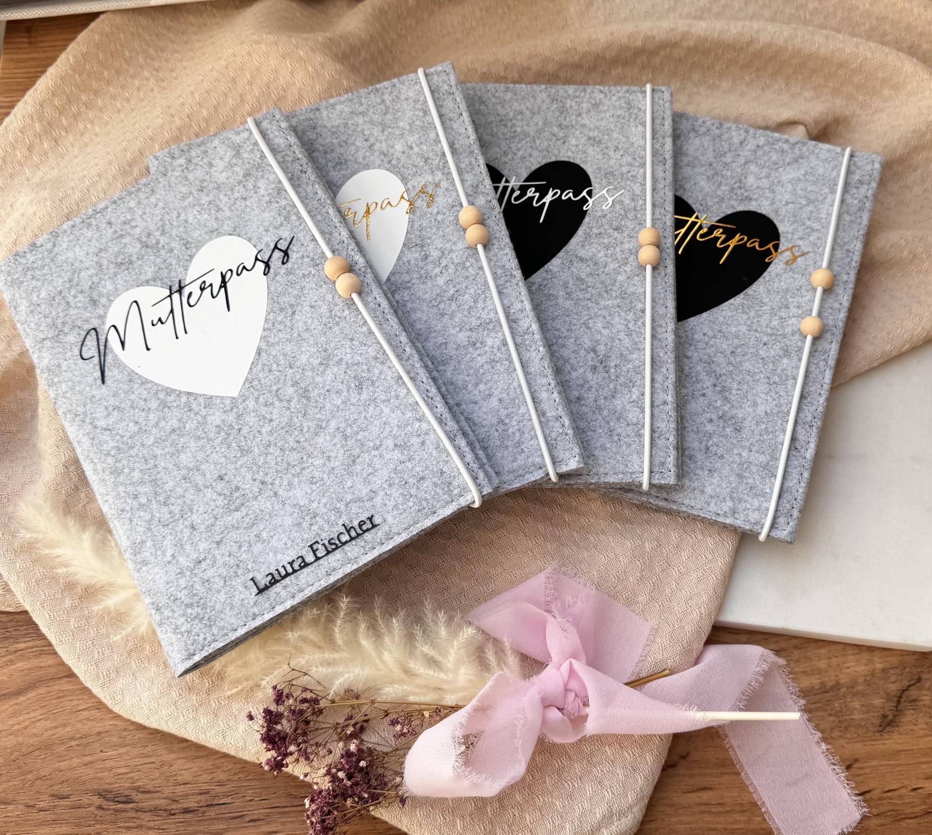 Personalisierte Mutterpasshülle Aus Filz | Gold/ Weiß/ Schwarz Herz Handgemacht von ShopDecosphere