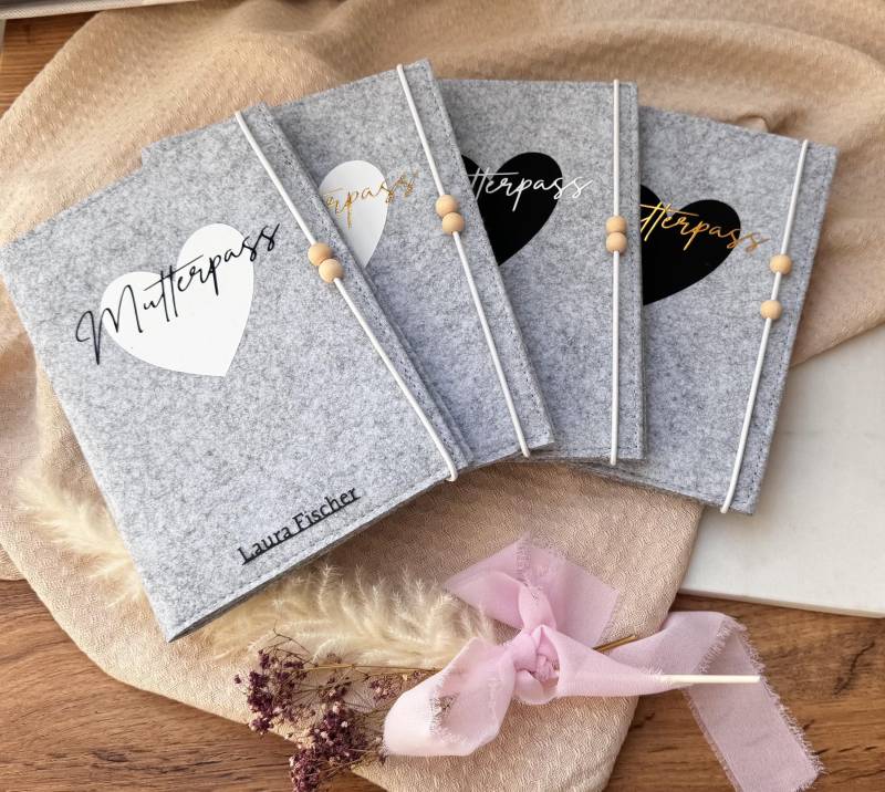 Personalisierte Mutterpasshülle Aus Filz | Gold/ Weiß/ Schwarz Herz Handgemacht von ShopDecosphere