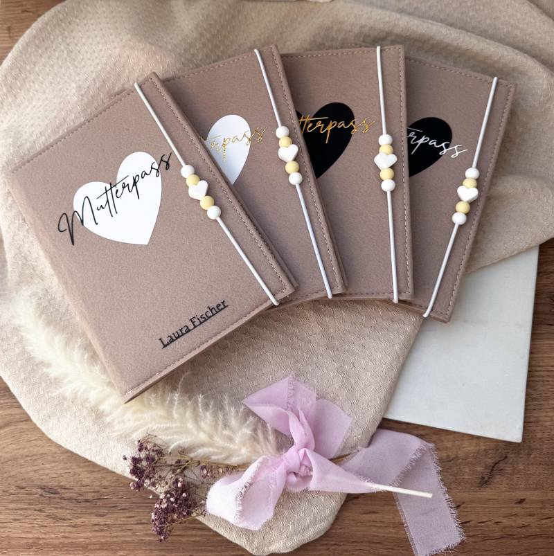 Personalisierte Mutterpasshülle Aus Filz | Gold/ Weiß/ Schwarz Herz Handgemacht von ShopDecosphere
