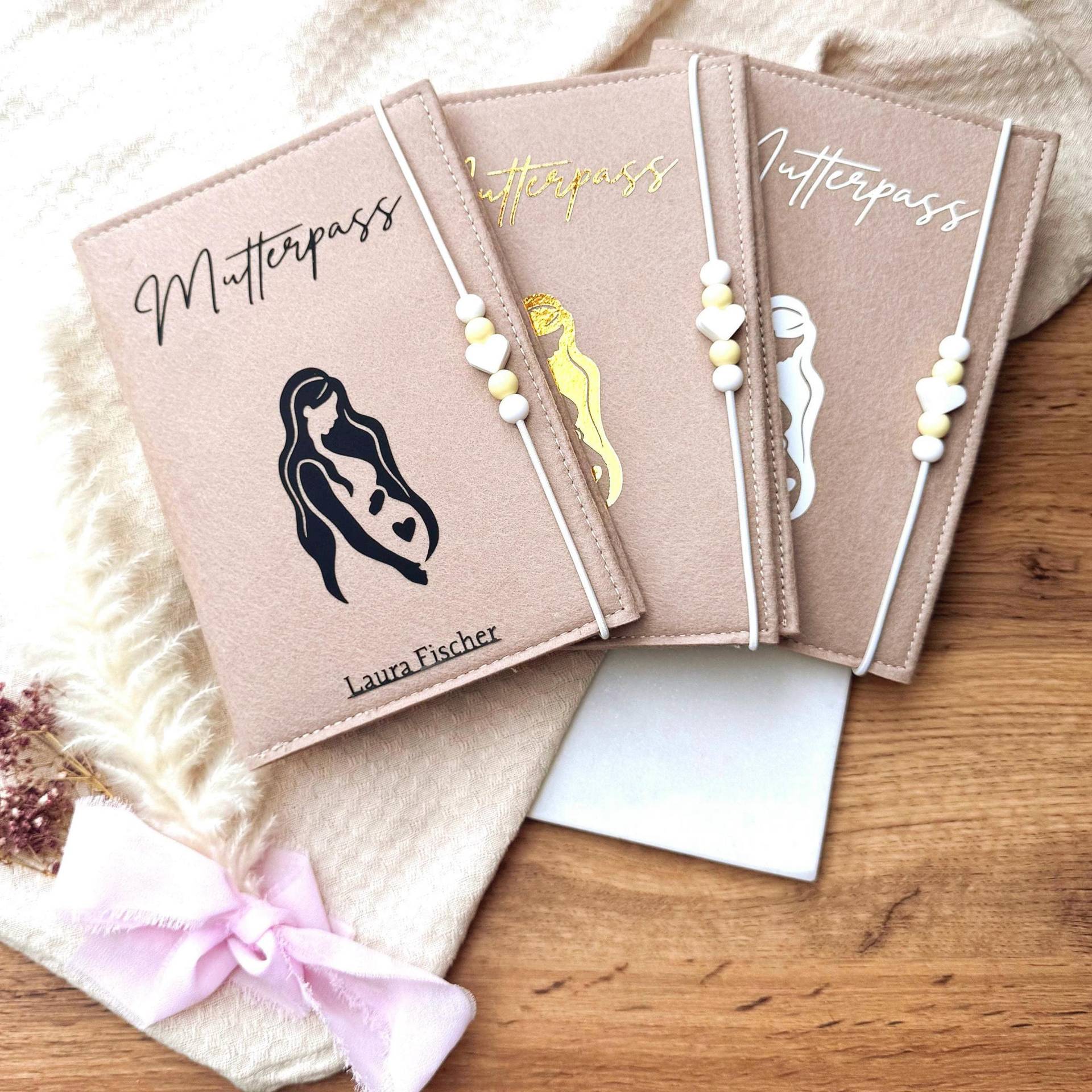 Personalisierte Mutterpasshülle Aus Filz | Gold/ Weiß/ Schwarz Schwangere Frau Handgemacht Beige von ShopDecosphere