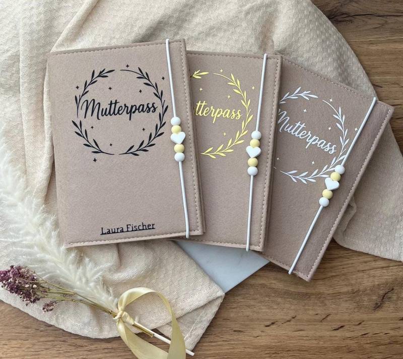 Personalisierte Mutterpasshülle Aus Filz | Kranz Gold/ Weiß/ Schwarz Handgemacht Beige von ShopDecosphere