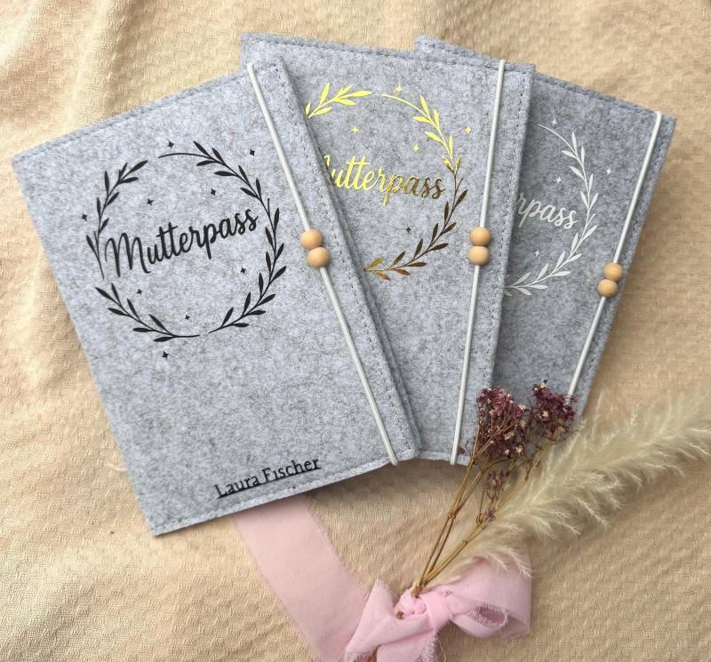 Personalisierte Mutterpasshülle Aus Filz | Kranz Gold/ Weiß/ Schwarz Handgemacht Grau von ShopDecosphere