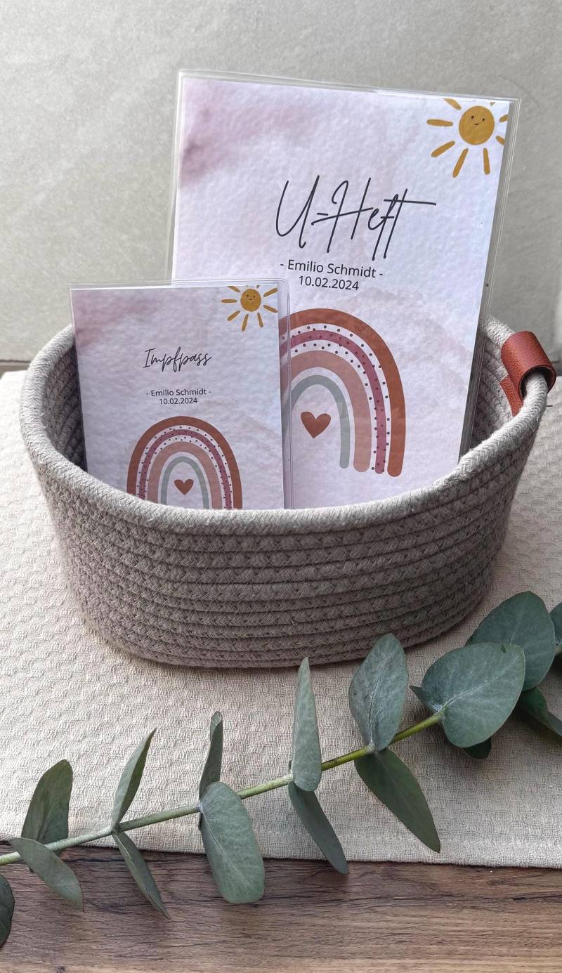 U-Heft Hülle & Impfpass - Regenbogen Personalisiert Mit Name Und Datum Edles Gehämmertes Strukturpapier von ShopDecosphere