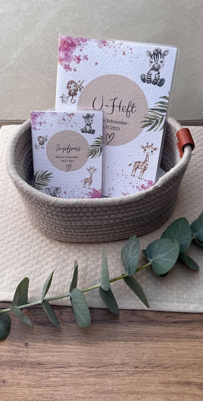 U-Heft Hülle | Impfpass - Safari Rosa Personalisiert Mit Name Und Datum Edles Gehämmertes Strukturpapier von ShopDecosphere