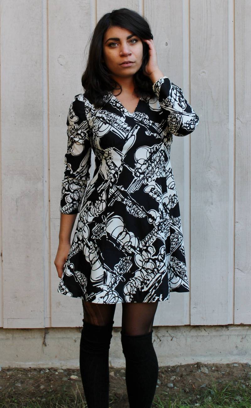 Vintage 60Er Jahre Mod Schwarz Weiß Abstrakter Druck A-Linie Kleid Dreiviertel-Ärmel Vausschnitt von ShopEdgeVintage