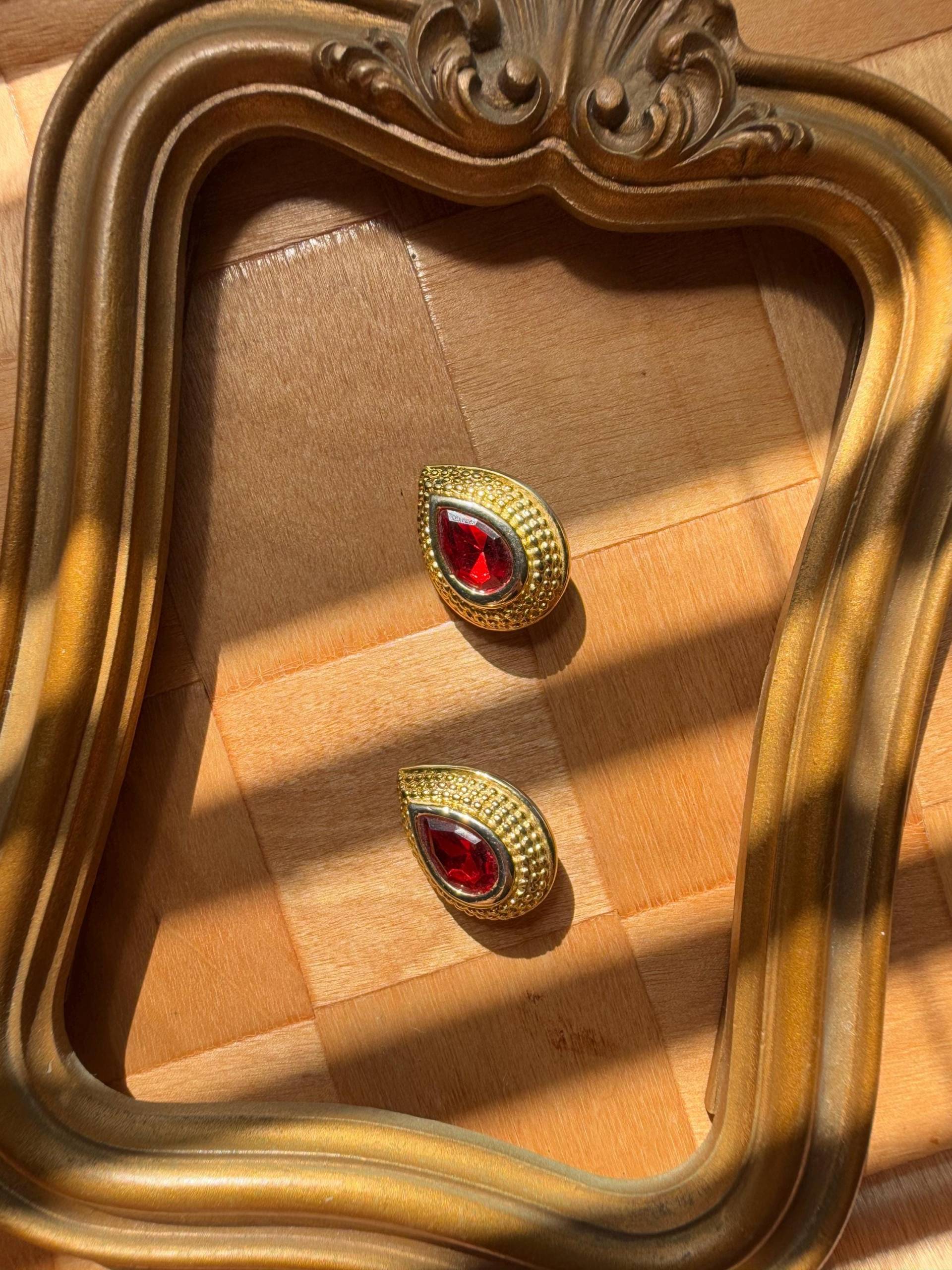 90Er Jahre Ohrclips Mit Stein 90Er Jahre Ohrclips Mit Stein von ShopEvocativeVintage