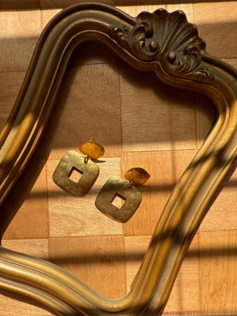 Gehämmert Gold Ton Baumeln Ohrringe von ShopEvocativeVintage