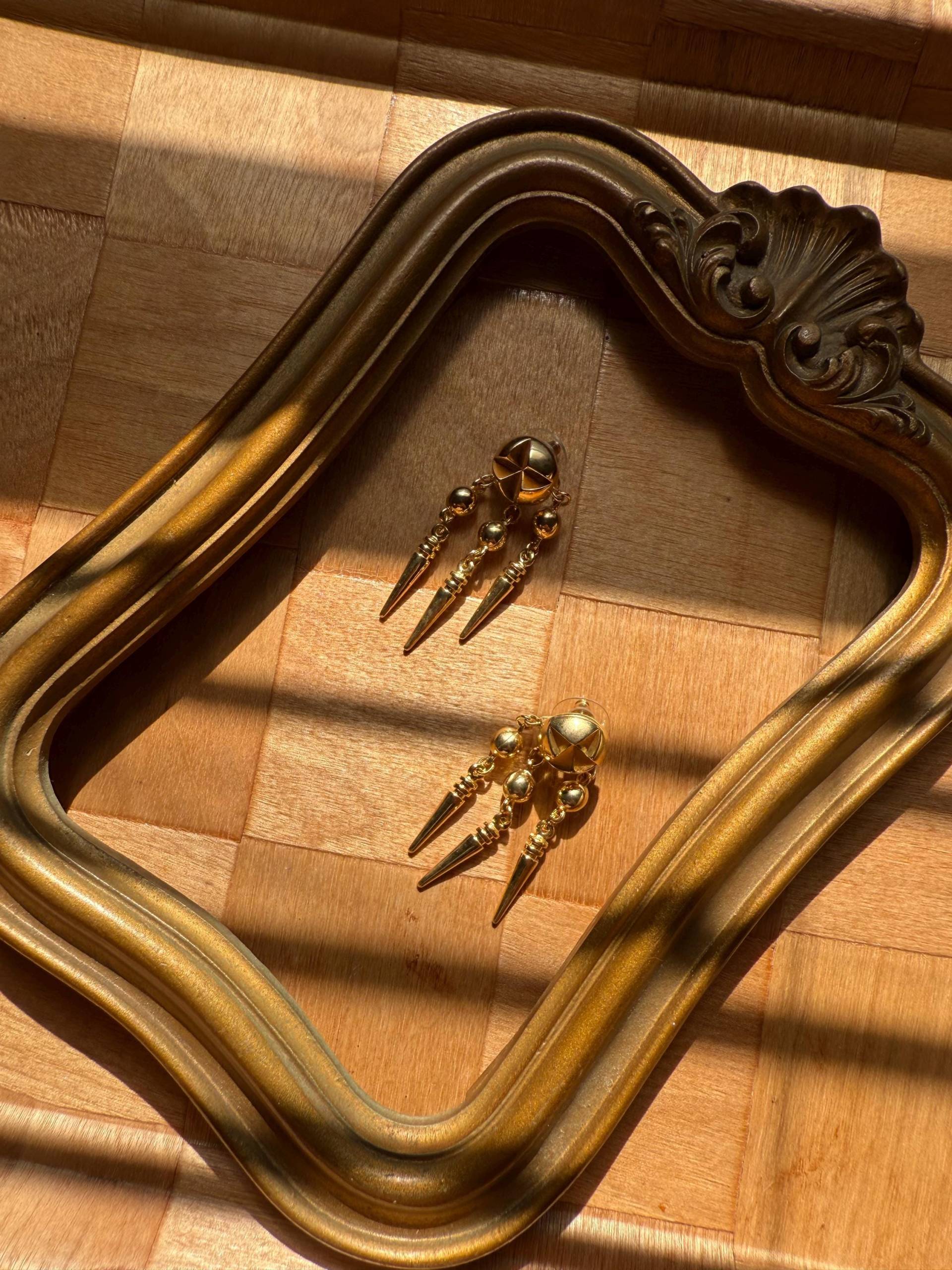 Goldfarbene Dreifach-Ohrringe Goldfarbene Dreifach-Ohrringe von ShopEvocativeVintage