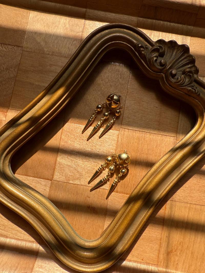 Goldfarbene Dreifach-Ohrringe Goldfarbene Dreifach-Ohrringe von ShopEvocativeVintage