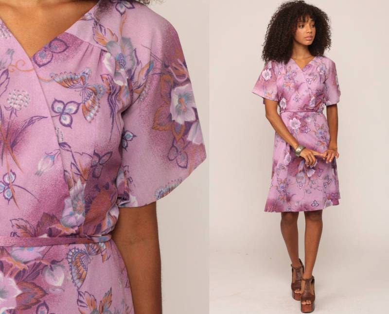 Lila Blumenkleid Midi Boho 70Er Jahre Vintage Schmetterlings-Print Hoch Tailliertes Wickelkleid 1970Er Kurzarm Romantisch Gürtel Medium von ShopExile