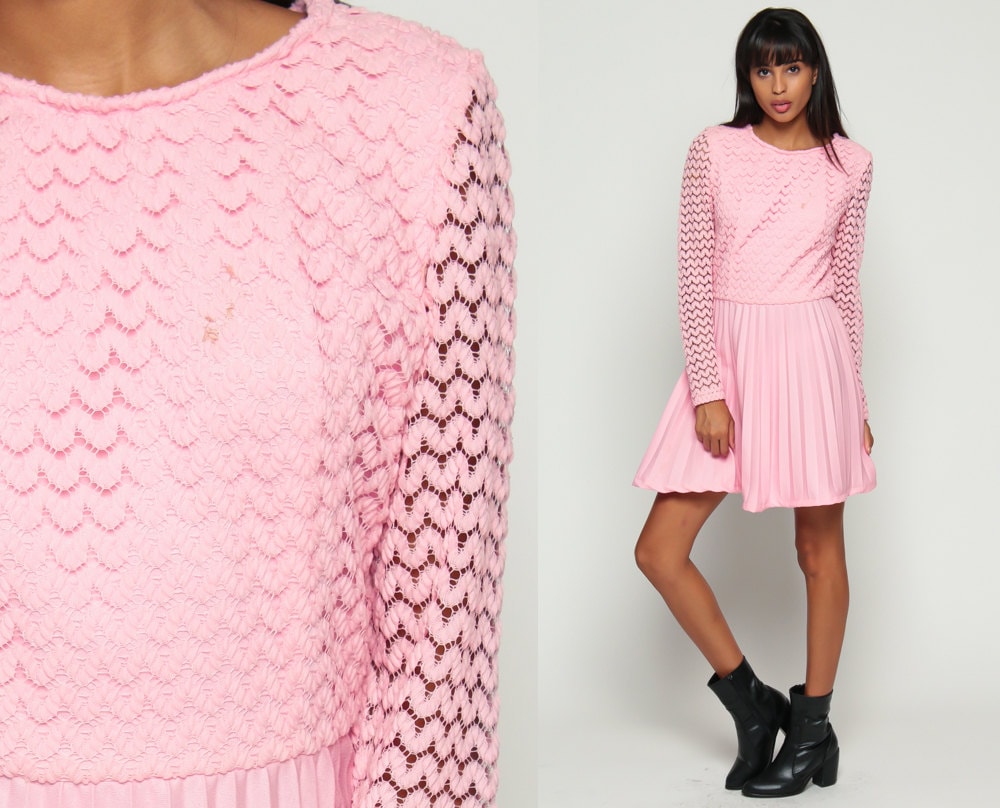 Rosa Spitzenkleid 70Er Jahre Crochet Boho Party Mini Pleated Mod Schiere Langarm Pastell 1970Er Cut Out Abschlussball Vintage High Waisted Small Xs von ShopExile