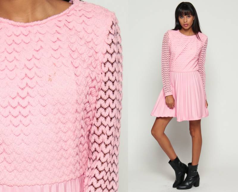 Rosa Spitzenkleid 70Er Jahre Crochet Boho Party Mini Pleated Mod Schiere Langarm Pastell 1970Er Cut Out Abschlussball Vintage High Waisted Small Xs von ShopExile